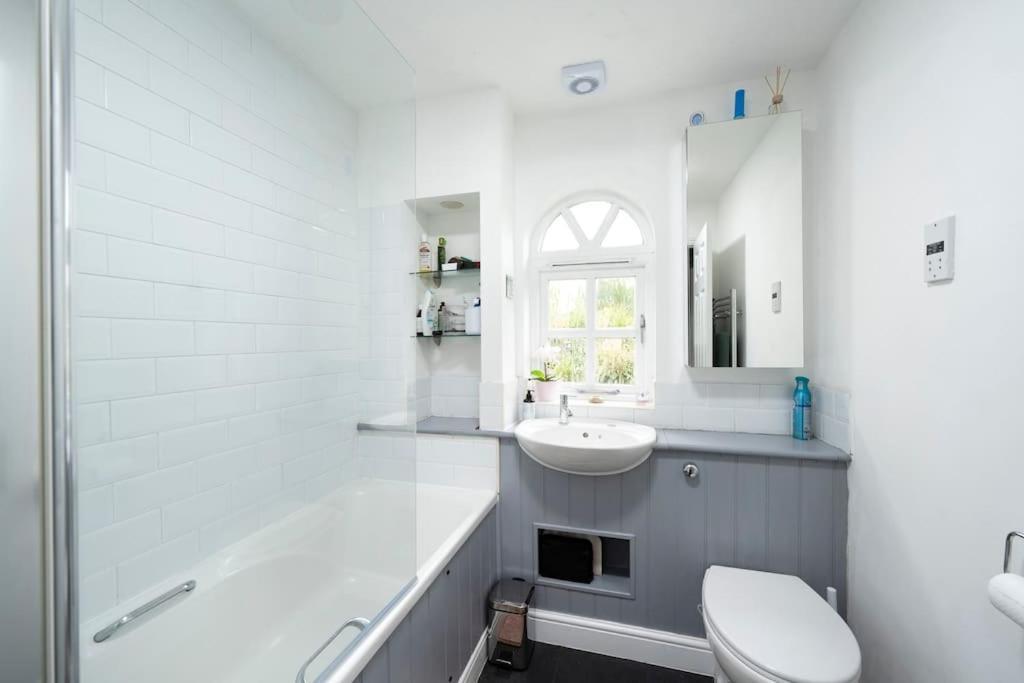 Victoria Park 2 Bedroom House W/ Garden & Parking London Exterior foto
