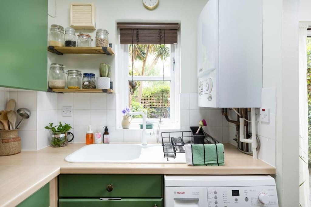 Victoria Park 2 Bedroom House W/ Garden & Parking London Exterior foto